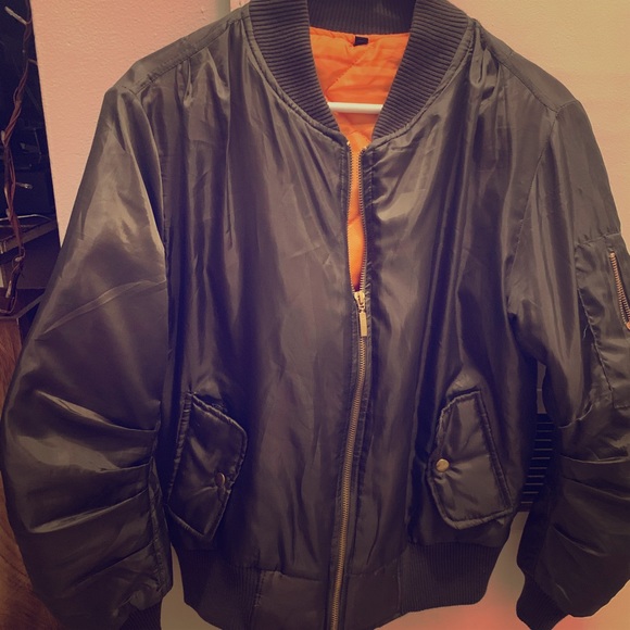 🌸 Green (army green) bomber jacket EUC ! - Picture 1 of 3